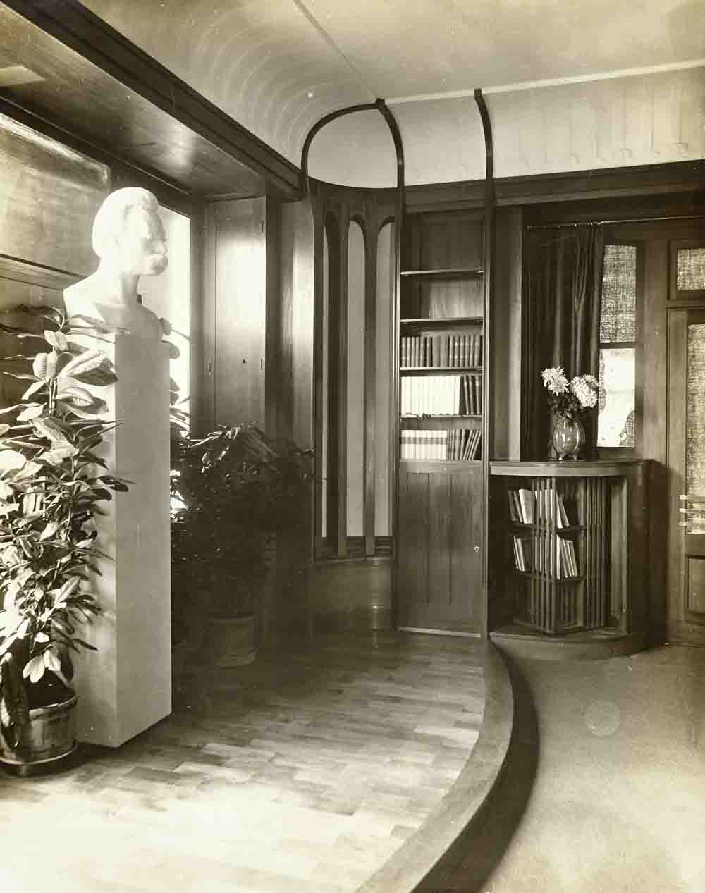 Salon im Nietzsche-Archiv mit der Hermenbüste Max Klingers, vor 1905