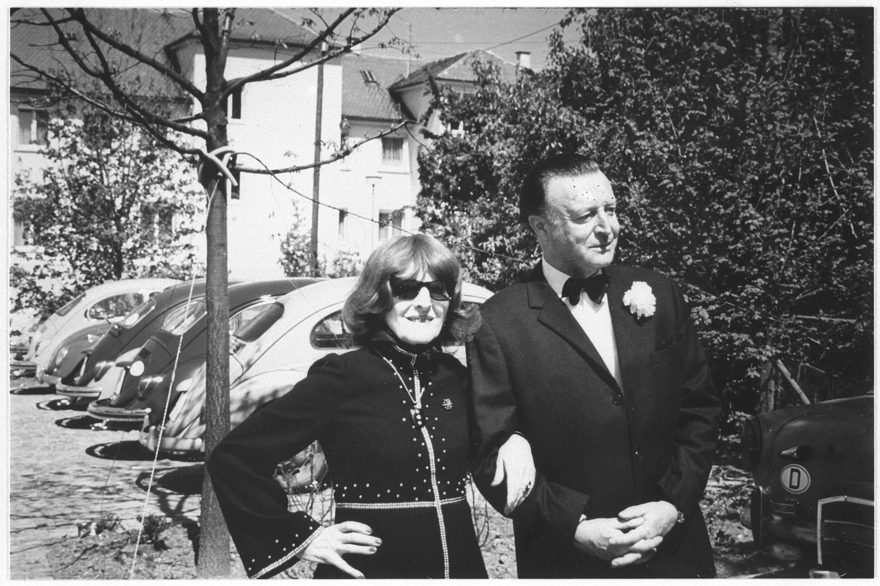Claire Goll mit dem Archivar und stellvertretenden Direktor des Schiller-Nationalmuseums Walter Migge, Marbach, 1973