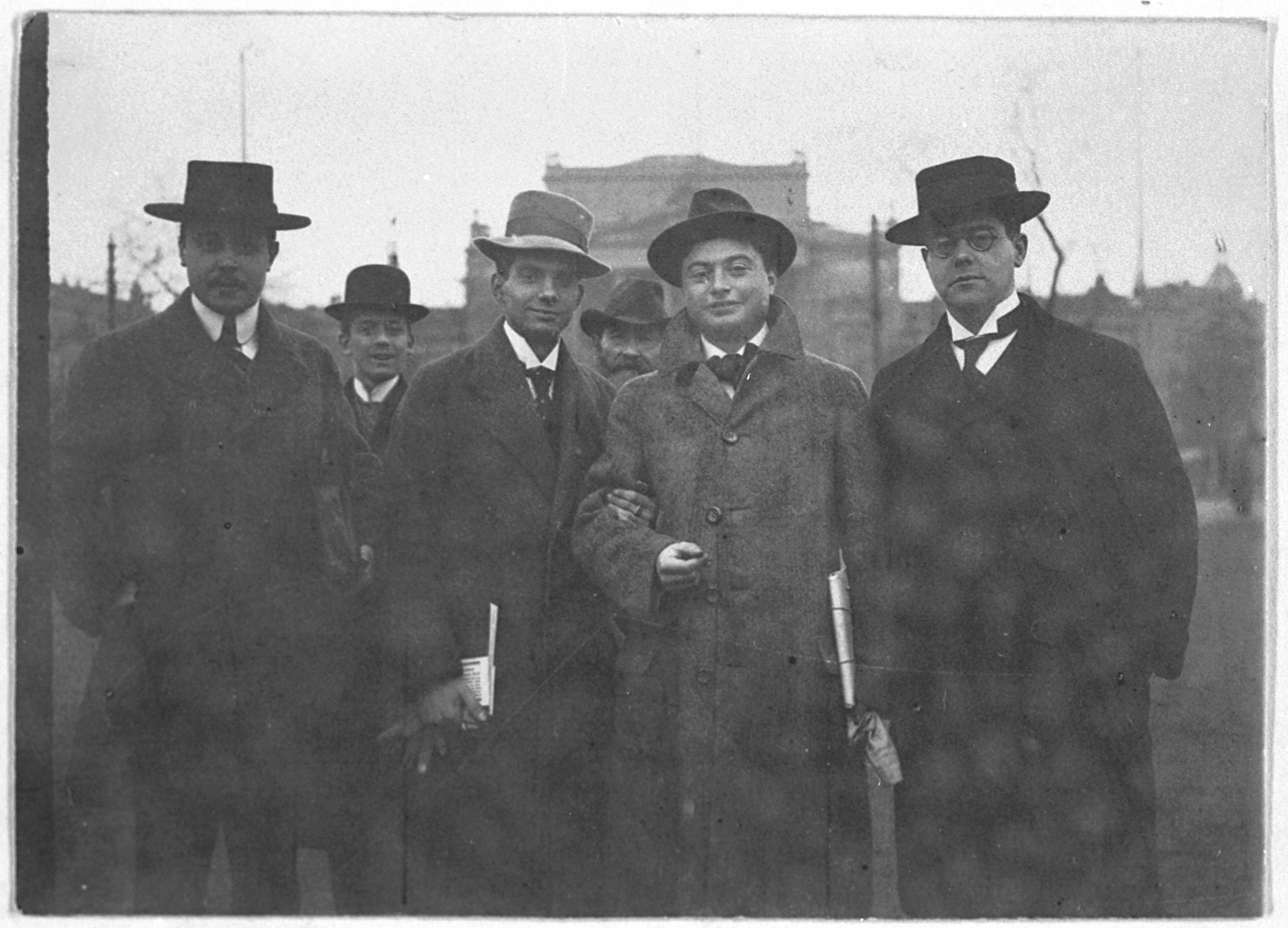 Kurt Pinthus mit Franz Werfel, Walter Hasenclever u. a. (von rechts nach links), Leipzig, 1911/12