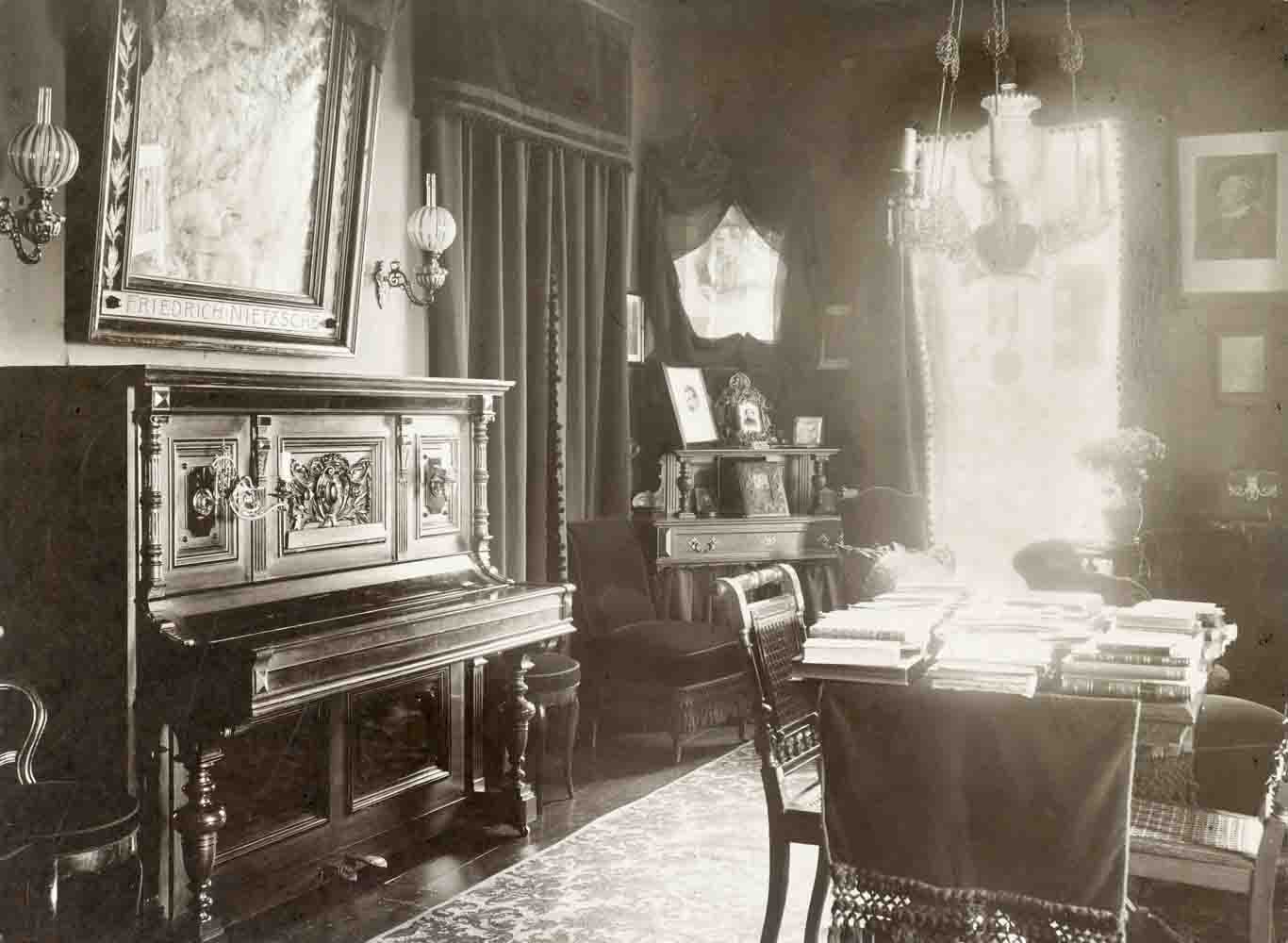 Friedrich Hertel: Nietzsches Wohnzimmer im 1. OG des Nietzsche-Archivs, Fotografie, 1926