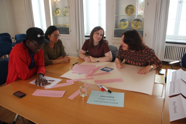 Burrhus Njanjo bei der Vorbereitung der Abschlusspräsentation zusammen mit Weijie (Leonie) Zhao, Annick Thönnissen und Maya Maurer.