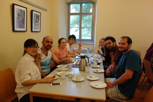 Kaffeepause im Wielandgut Oßmannstedt. Rechts im Vordergrund Danilo Sepra.